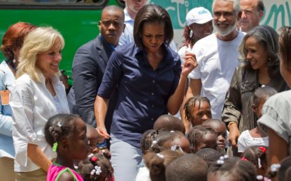 Michelle Obama gioca e abbraccia i bimbi di Haiti