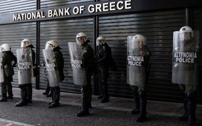 La Grecia chiede aiuto all'Ue. Intanto trascina giù le Borse