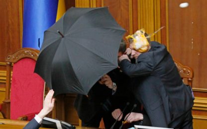 Kiev, piovono uova in Parlamento: il video