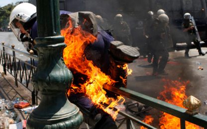 Tensione ad Atene, scontri in piazza tra giovani e polizia