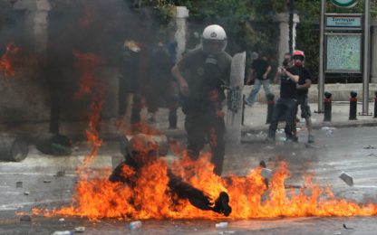 Atene, la protesta finisce nel sangue