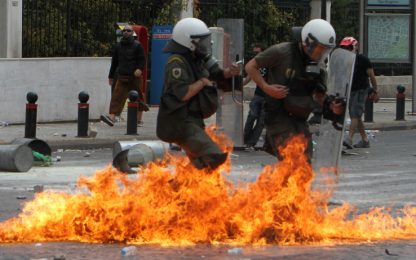 Grecia: sciopero contro il governo. Morti e feriti ad Atene
