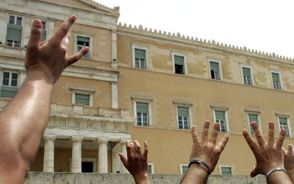 Crisi Grecia: oggi Atene vota il piano austerità