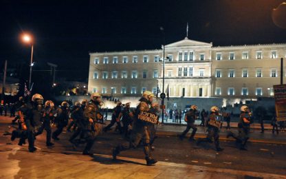 Tensione ad Atene, la polizia carica i manifestanti
