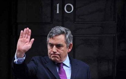 Gordon Brown si è dimesso. Ora tocca a Cameron