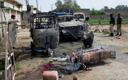 Pakistan: attentato uccide 10 adulti e due bambini