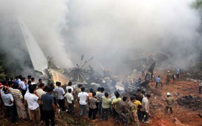 Disastro aereo in India, identificate più di cento vittime