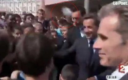 Sarkozy colpito da una bottiglietta in un liceo