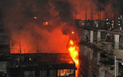Bangladesh, il centro di Dacca in fiamme. Centinaia di morti