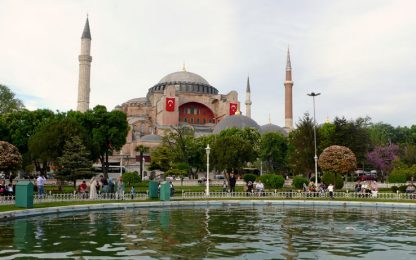 Istanbul, bomba uccide tre persone