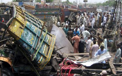Pakistan, Esplosione di un camion cisterna. 18 morti