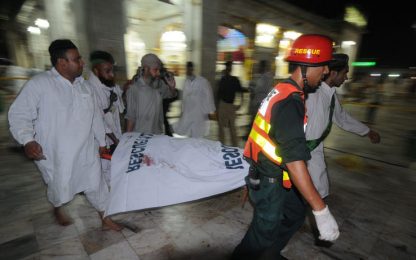 Lahore, attacco kamikaze alla tomba del santo. 43 morti