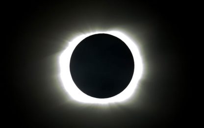 Eclissi, sole nero sul Pacifico