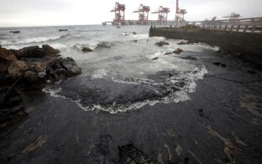 GREENPEACE: MAREA NERA IN CINA. LE FOTO DEI POMPIERI SOMMERSI DAL PETROLIO - Oil washes ashore in the port of Dalian, China.
The  spill was caused by a pipeline blast at the
Dalian Port, causing severe threats to coastal waters, ecosystems and
marine life with significant consequences to the fishing industry, tourism and local communities.