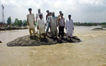 Il Pakistan sommerso dalle acque, più di mille le vittime