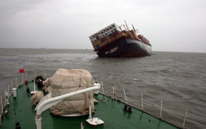 Marea nera in India, petroliera inclinata dopo uno scontro
