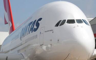 Esplode un motore in volo, passeggeri filmano dal finestrino