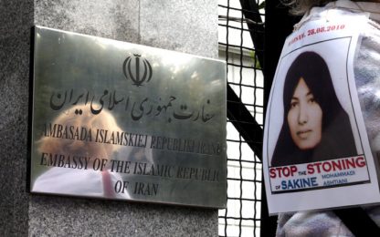 Sakineh, Teheran cede: sospesa la lapidazione