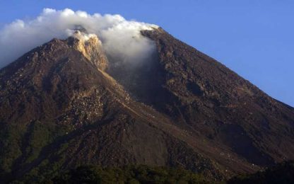 Indonesia, 40 mila persone in fuga dal vulcano Merapi