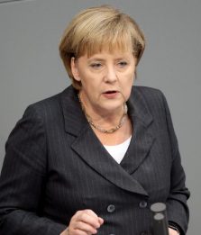 Merkel a Hollande: "Insieme dobbiamo rafforzare l'Ue"