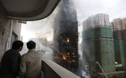 Shanghai, arrestate 4 persone per l'incendio nel grattacielo