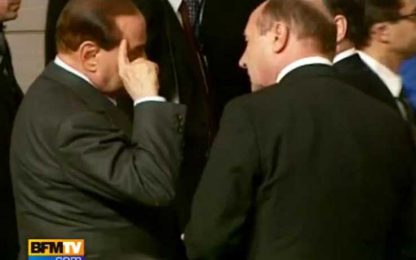 Berlusconi e quel gesto emblematico al vertice di Lisbona