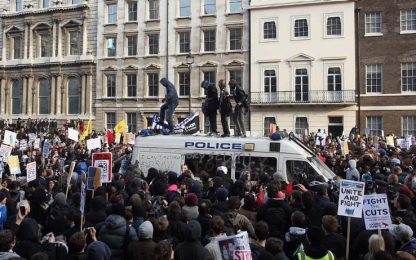 Scontri polizia studenti: anche Londra si infiamma