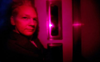 Londra, la Svezia blocca la scarcerazione di Assange