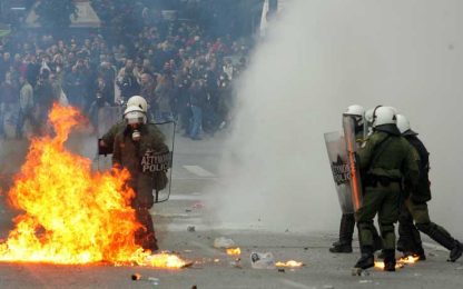Anche la Grecia si infiamma: scontri in piazza ad Atene