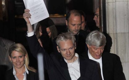Assange si svela, ma con una biografia milionaria…