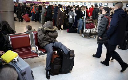 Europa nel caos: troppa neve, evacuato l'aeroporto di Parigi