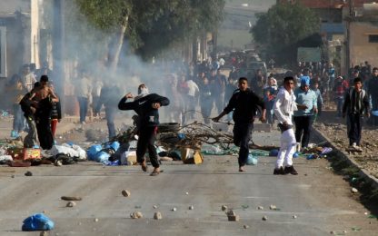 Tensione in Algeria: manifestanti si danno fuoco