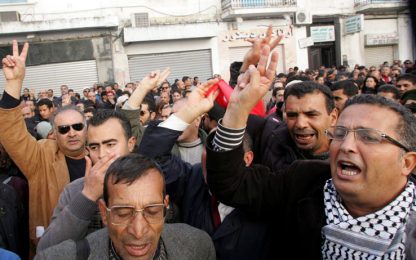 Tunisi, la folla assedia il quartier generale di Ben Alì