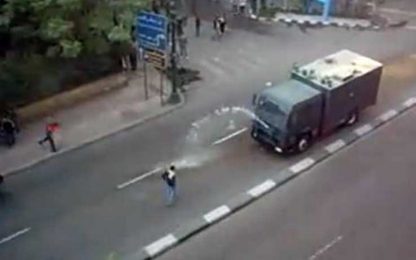 In Egitto come a Tienanmen: giovane blocca una camionetta