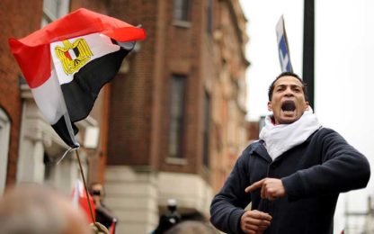 Egitto nel caos: assalto ai ministeri, la polizia fa fuoco