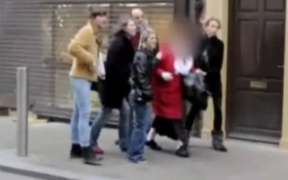 Gran Bretagna, anziana prende rapinatori a borsettate. VIDEO