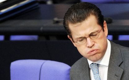 Il ministro tedesco Guttenberg si è dimesso