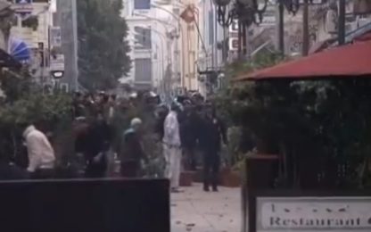 Scontri tra manifestanti e polizia a Tunisi, tre morti