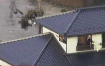 Giappone, persone intrappolate in casa chiedono aiuto. Video