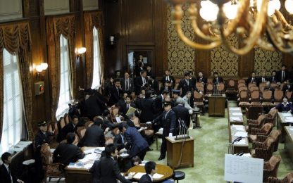 Giappone, il terremoto in parlamento. VIDEO
