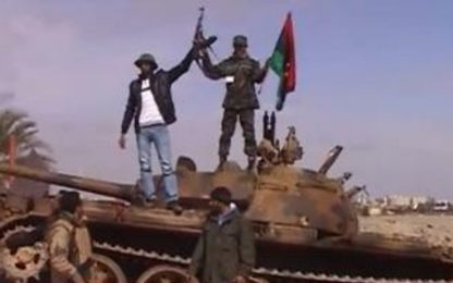 Libia: i francesi bombardano, i ribelli festeggiano. VIDEO