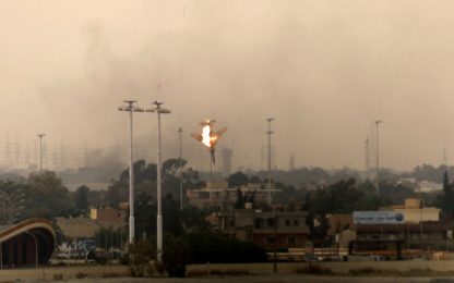 Libia, abbattuto aereo su Bengasi. IL VIDEO