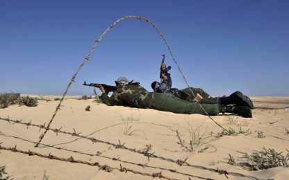 Libia, comando alla Nato. Defezioni all'interno del regime