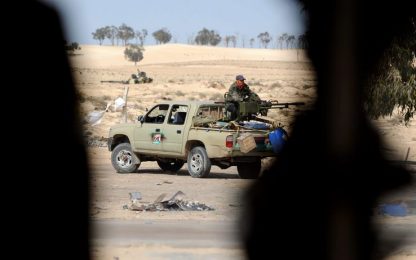 Libia, la Nato: Gheddafi usa scudi umani contro i raid aerei