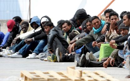 Migranti, la Germania attacca: "I permessi violano Schengen"