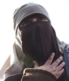 Francia, la donna col niqab che sfida Sarkozy