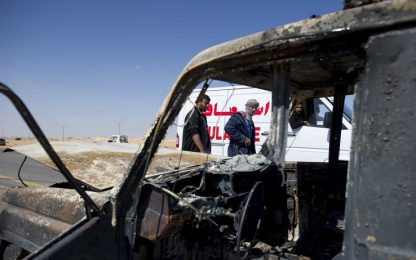 Libia, Misurata è sotto assedio. Bombe a grappolo sui civili