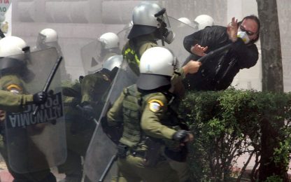 Atene, lacrimogeni contro i manifestanti