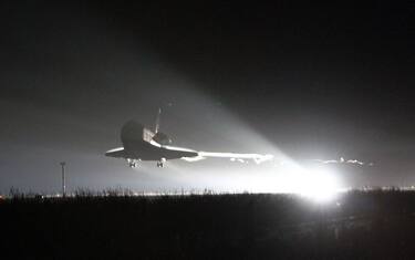 Lo Shuttle Endeavour torna a terra. IL VIDEO