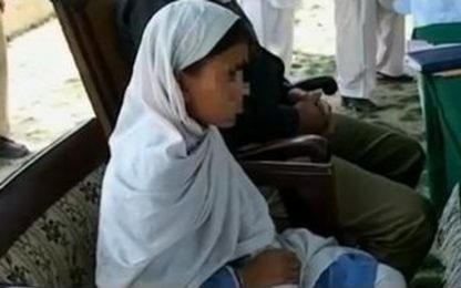 Pakistan, bimba di 9 anni costretta a fare da kamikaze
